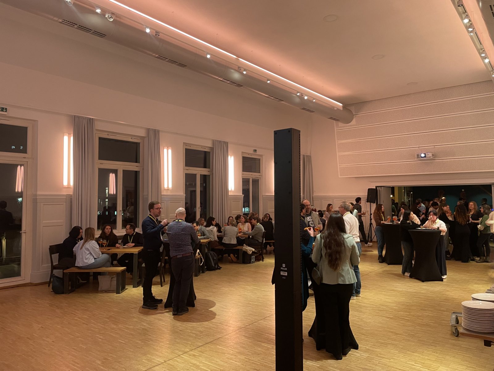 Firmenevent mit Gästen im Gespräch und Beschallung